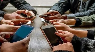 الهواتف الذكية تعزل العائلات.. آثار اجتماعية عميقة بعدد متزايد